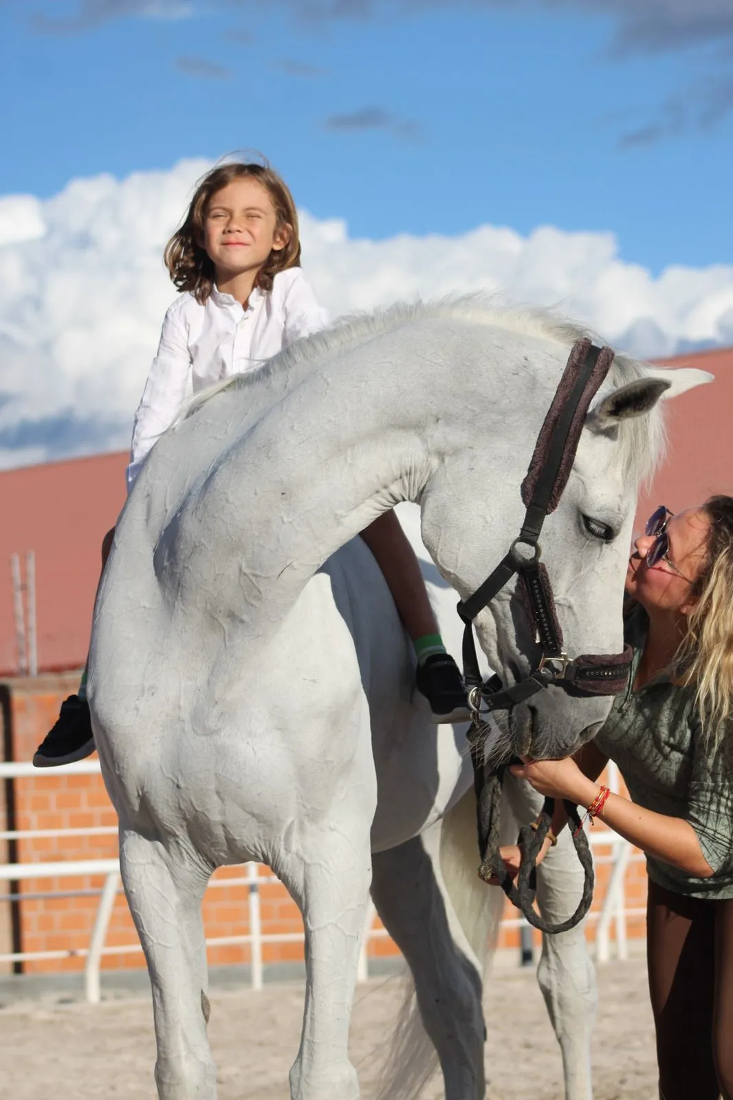 Brisa Galán equinoterapeuta, interactuando suavemente con un caballo