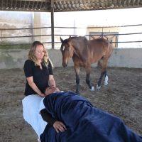 Hombre profesional durante sesión de barras de Access con caballos Puebla en entorno natural